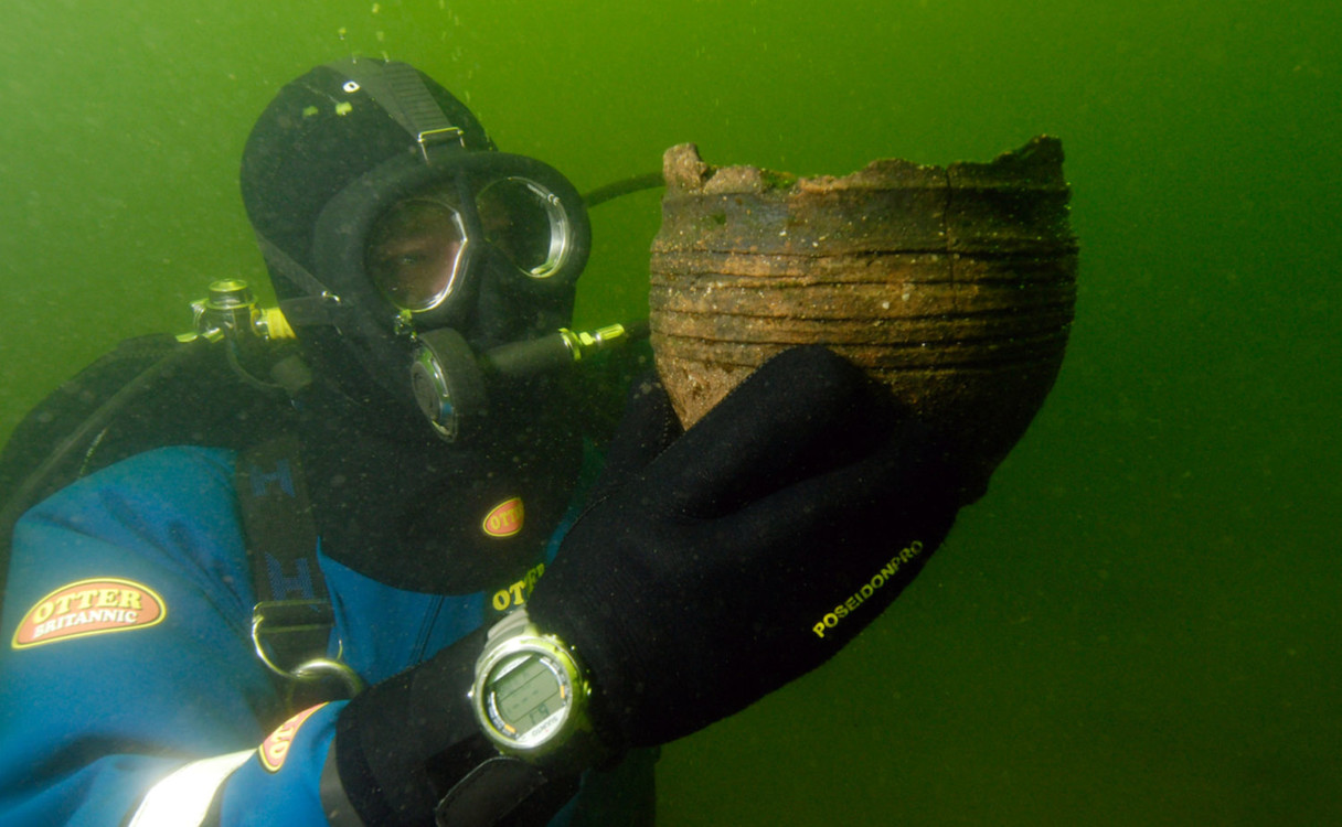 Forschungstaucher mit spätslawischem Gefäß aus dem Großen Eutiner See (Foto: Uli Kunz) Forschungstaucher mit spätslawischem Gefäß aus dem Großen Eutiner See (Foto: Uli Kunz)