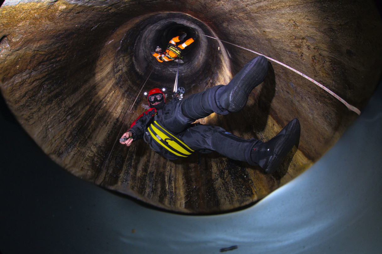 Forschungstaucher und Höhenretter kurz über der Wasseroberfläche (Foto: Uli Kunz) Forschungstaucher und Höhenretter kurz über der Wasseroberfläche (Foto: Uli Kunz)